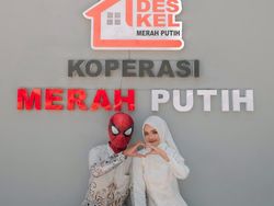 Viral Foto Lamaran di Kopdes Merah Putih, Cowoknya Pakai Topeng Spiderman
