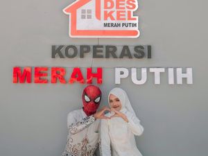 Viral Foto Lamaran di Kopdes Merah Putih, Cowoknya Pakai Topeng Spiderman