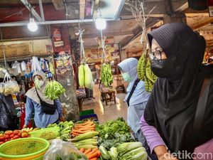 Aktivitas Jual Beli Pasar Agung Depok Tetap Ramai di Tengah Sebaran Abu Vulkanik