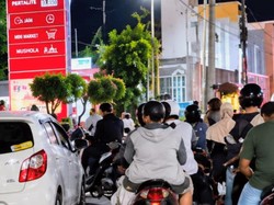 Antrean BBM di SPBU Situbondo Mengular hingga Berjam-jam Malam Ini
