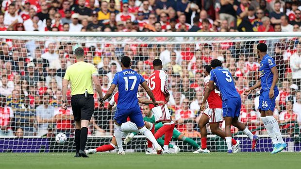 LONDON, ENGLAND - SEPTEMBER 06: Morgan Rogers of Chelsea scores his team's first goal with teammates during the Premier League 2026/27 match between Arsenal FC and Chelsea FC at Emirates Stadium on September 06, 2026 in London, England. (Photo by Ryan Pierse/Getty Images)