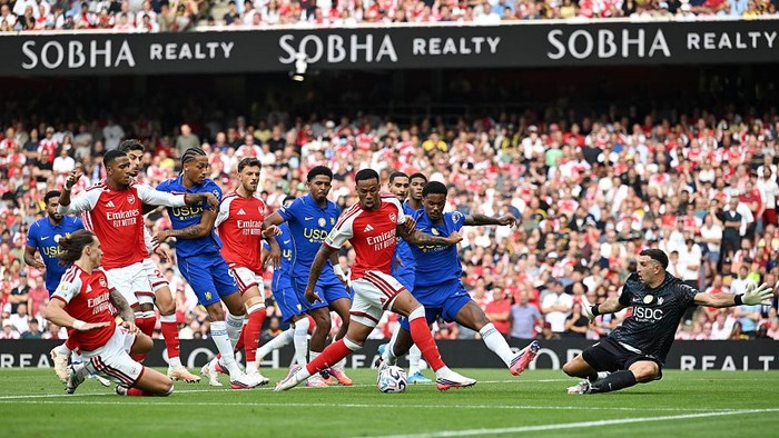LONDON, ENGLAND - SEPTEMBER 06: Gabriel of Arsenal is challenged by Jorrel Hato and Emiliano Martinez of Chelsea during the Premier League 2026/27 match between Arsenal FC and Chelsea FC at Emirates Stadium on September 06, 2026 in London, England. (