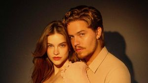Foto Maternity Seksi Barbara Palvin Pakai Lingerie Vintage Victorias Secret