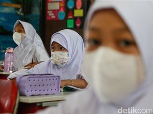 Video: Sekolah di Lampung Terapkan PJJ Imbas Abu Vulkanik Anak Krakatau