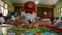 Bekasi Tak Terapkan PJJ, Siswa Tetap Belajar Tatap Muka dengan Masker
