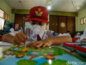 Bekasi Tak Terapkan PJJ, Siswa Tetap Belajar Tatap Muka dengan Masker