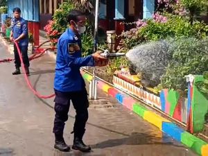Video Damkar Bersih-bersih Sekolah Tedampak Abu Vulkanik Anak Krakatau