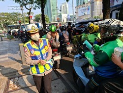Polantas Polda Metro Bagikan 20 Ribu Masker ke Ojol Cegah Abu Vulkanik