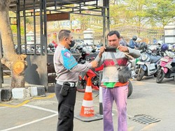 Ditlantas Polda Metro Jaya Sediakan 10 Ribu Masker bagi Wajib Pajak
