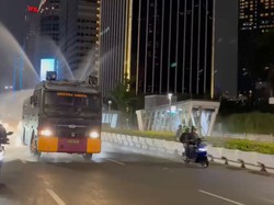 Atasi Debu Vulkanik Anak Krakatau, Polda Metro Semprot Air di Jalanan