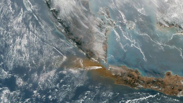Melihat Dahsyatnya Erupsi Anak Krakatau dari Citra Satelit