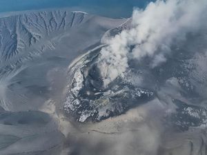 Kenapa Arah Abu Gunung Anak Krakatau Bisa Berubah-ubah?