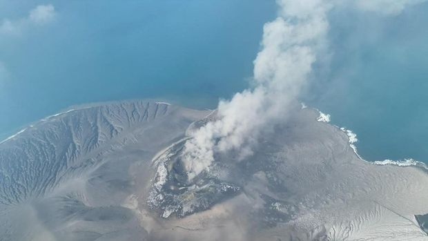 A drone view shows Mount Anak Krakatau volcano spewing hot ash during an eruption, in South Lampung, Lampung province, Indonesia, September 5, 2026. Center for Volcanology and Geological Hazard Mitigation (PVMBG)/Handout via REUTERS ATTENTION EDITORS - THIS IMAGE HAS BEEN SUPPLIED BY A THIRD PARTY. MANDATORY CREDIT. NO RESALES. NO ARCHIVES.      TPX IMAGES OF THE DAY