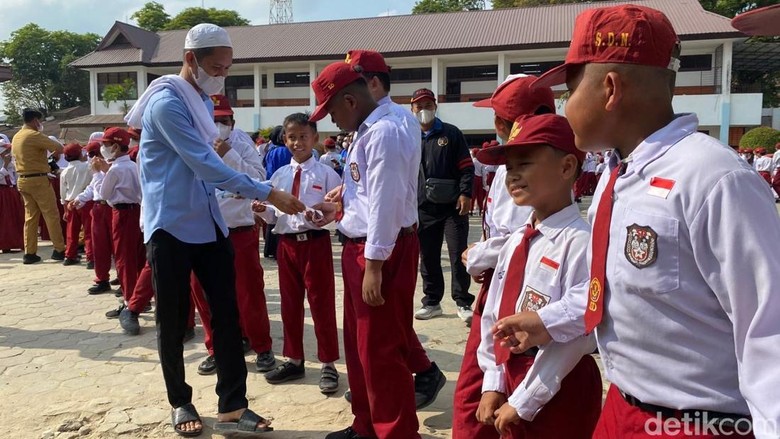 Jurnalis-Relawan di Samarinda Salat Istisqa, Bagikan 2.000 Masker ke Pelajar