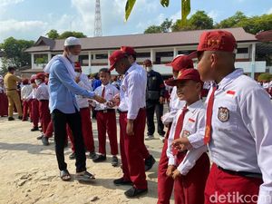 Jurnalis-Relawan di Samarinda Salat Istisqa, Bagikan 2.000 Masker ke Pelajar