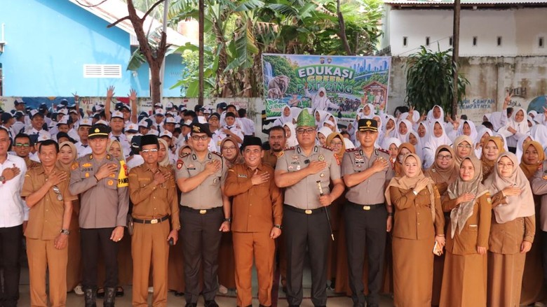 Green Policing Goes to School, Kapolres Kampar Ajak Siswa Tanam Pohon