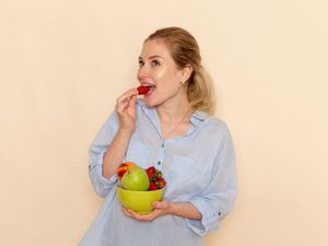 Lapar Sore Hari? Ini 4 Tips Memilih Camilan yang Lebih Seimbang