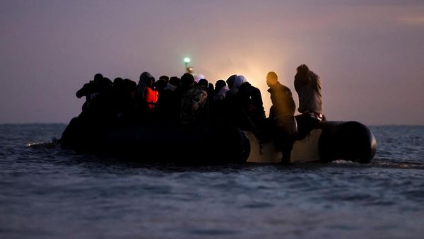 Nekat Seberangi Selat Inggris, Migran Berdesakan Naik Perahu Karet dari Prancis