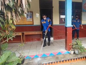 Damkar Lampung Selatan Bersihkan Sekolah Terdampak Erupsi GAK