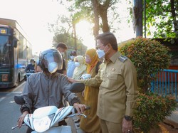 Walkot Tangerang Bagikan Masker Imbas Abu Vulkanik Gunung Anak Krakatau