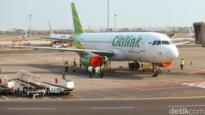 Pesawat di Bandara Soetta Dibersihkan dari Abu Vulkanik