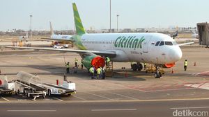 Pesawat di Bandara Soetta Dibersihkan dari Abu Vulkanik
