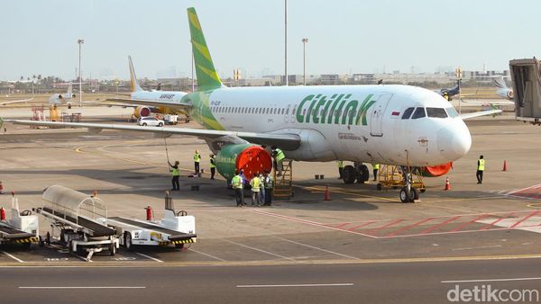 Pesawat di Bandara Soetta Dibersihkan dari Abu Vulkanik