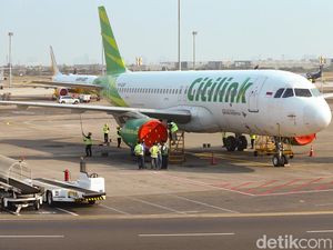 Pesawat di Bandara Soetta Dibersihkan dari Abu Vulkanik