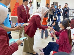 Tunggu Kepastian Berangkat, Penumpang di Bandara Bengkulu Dapat Masker
