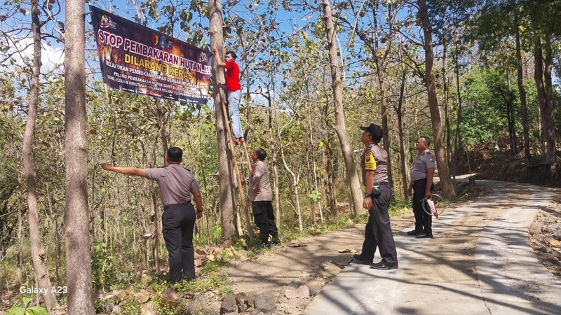 Cegah Karhutla, Polisi Ponorogo Patroli dan Edukasi Warga Hutan Slahung