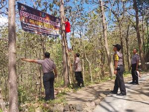 Cegah Karhutla, Polisi Ponorogo Patroli dan Edukasi Warga Hutan Slahung
