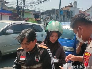 Warga Cianjur Kesulitan Cari Masker di Tengah Hujan Abu Vulkanik
