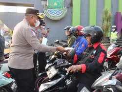 Kabupaten Tangerang Terdampak Abu Anak Krakatau, Polisi Bagikan Masker