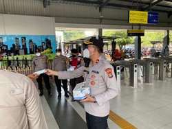 Polisi Keliling Stasiun Jurangmangu Bagikan Masker Antisipasi Abu Vulkanik