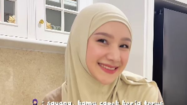 Momen Indri Giana, Istri Ustaz Riza yang Hobi Masak dan Belanja di Pasar