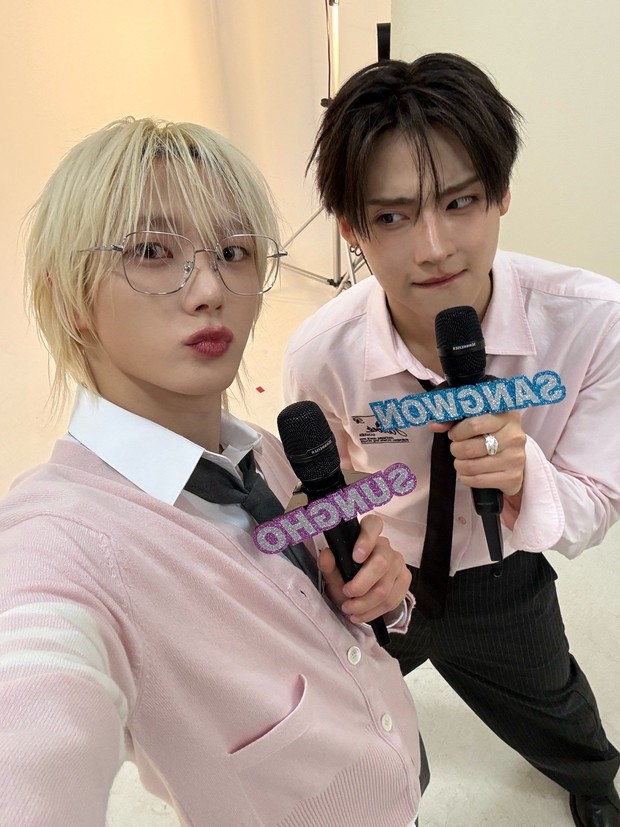 Potret Sungho BOYNEXTDOOR dan Sangwon ALD1/Foto: x.commbc_entertain Sungho BOYNEXTDOOR dan Sangwon ALD1 resmi menjadi MC terbaru Music Core pada (5/9).