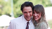 6 Momen Langka Robert Pattinson & Suki Waterhouse Pamer Kemesraan di Venesia