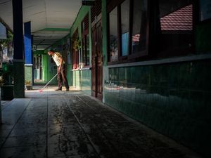 Abu Vulkanik Anak Krakatau Kembali Menyebar di Bandar Lampung
