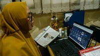 Siswa Jakarta Belajar dari Rumah Lewat PJJ Imbas Abu Vulkanik Anak Krakatau