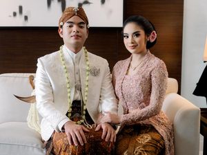 Dilangkahi, Syandria Kameron Genggam Erat Tangan Adik Saat Menikah
