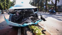 Taksi Naik Pembatas Jalan di Pondok Indah, Bagian Depan Ringsek