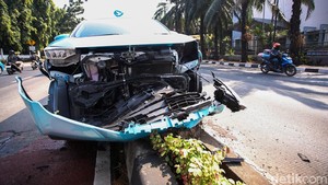 Taksi Naik Pembatas Jalan di Pondok Indah, Bagian Depan Ringsek