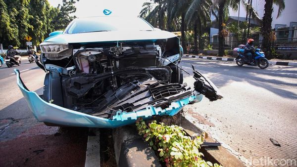 Taksi Naik Pembatas Jalan di Pondok Indah, Bagian Depan Ringsek