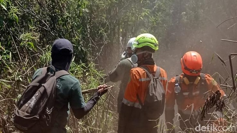 Tim Gabungan Sisir Bara Api Gunung Buthak, Medan Terjal Jadi Kendala