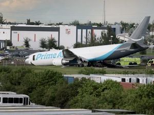 Pesawat Tabrak Mobil di Bandara Miami hingga Terbakar, 5 Orang Tewas