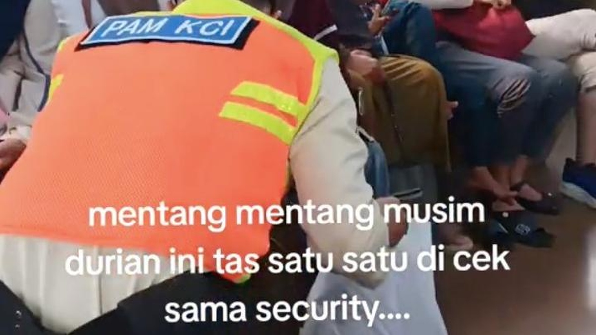 Razia Penumpang KRL Terpicu Aroma Durian Menyengat