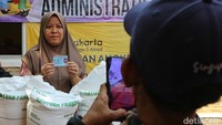 Warga Angke Terima Bantuan Beras 30 Kg, Jatah untuk Tiga Bulan