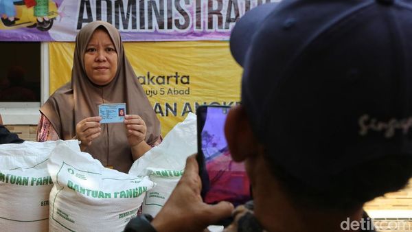 Warga Angke Terima Bantuan Beras 30 Kg, Jatah untuk Tiga Bulan