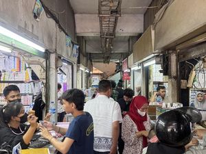 Cuan Pedagang Pasar Pramuka Jual Ratusan Boks Masker Imbas Abu Vulkanik