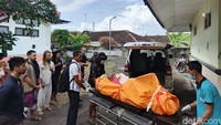 Diiringi Tangis, Keluarga Jemput Jenazah WN Polandia untuk Dikremasi